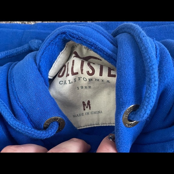 Hollister Sweatshirt - Picture 2 of 2